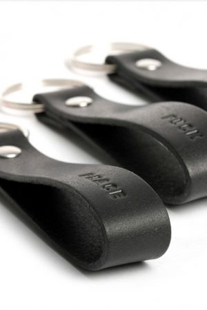 FUCK. Against bad vibes Pflanzlich gegerbtes Lederschlüsselband mit Wortprägung